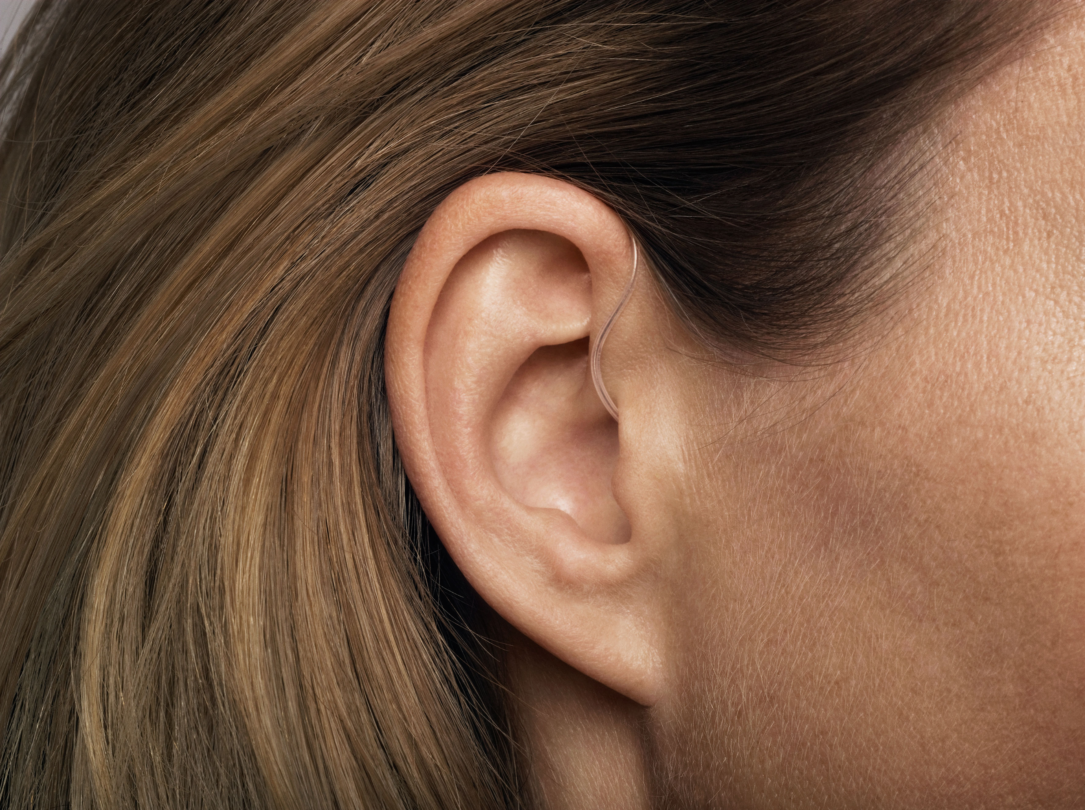 Frauen haben es häufig einfacher das Hörgerät hinter dem Ohr zu "verst...